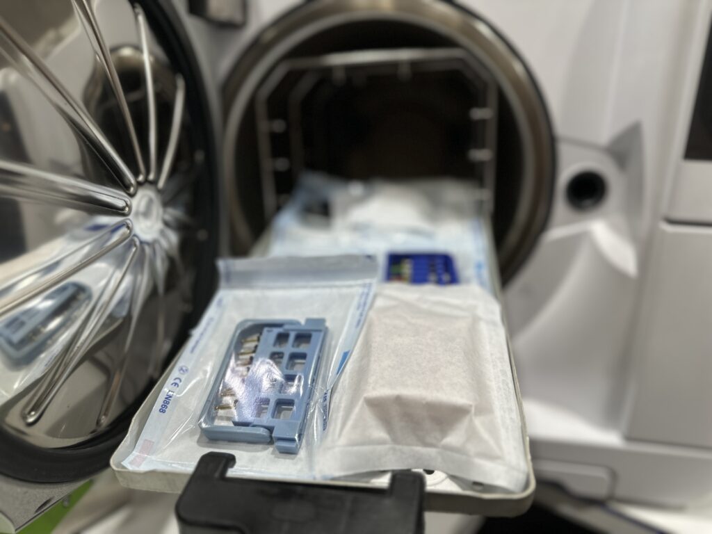 オートクレーブに滅菌バッグ入りの器具トレーを入れるところ