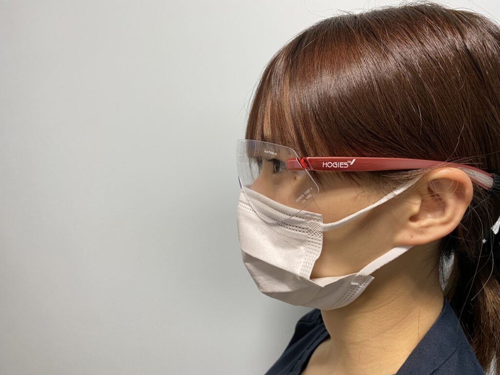 側面まで覆う保護メガネを着用した横顔