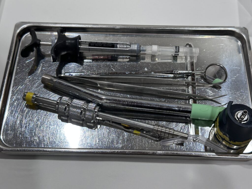 キャップを戻した麻酔の注射器が、器具トレーに置かれている状態