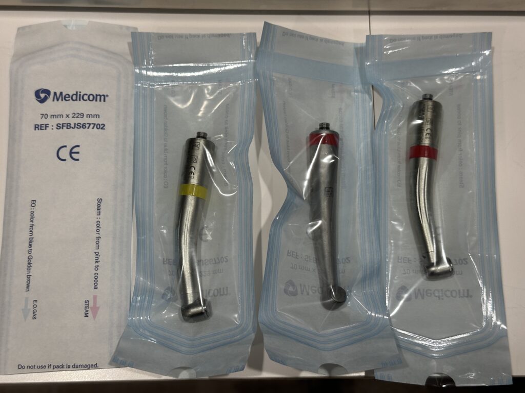 滅菌バッグに1本ずつ入れて封をしたハンドピース3本と、滅菌バッグの裏面。