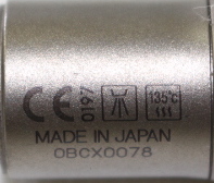 ハンドピース本体の刻印。CEマーク、ウォッシャーマーク、135℃の蒸気滅菌に対応していることを示すマークが並んでいる。